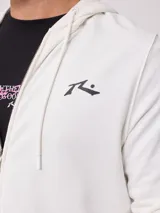 Canguro con cierre y capucha de color blanco, confeccionado con mezcla de algodón y poliéster, con bolsillos tipo canguro y pequeño logo estampado en el pecho.