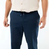 Pantalón recto de lino mixto color azul marino, de corte relajado y clásico, con bolsillos laterales y cintura cómoda.