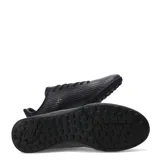 Championes de fútbol Umbro Borel Club TF, modelo para hombre, color negro con diseño texturizado a rayas diagonales y suela multitaco especial para césped sintético.