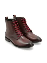 Botín acordonado de cuero con acabado encerado en tono marrón oscuro, con cordones en contraste color bordó y suela de goma.