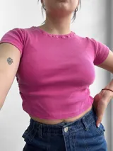 Remera corta de morley con cuello redondo y mangas cortas.