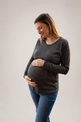 Buzo de lactancia de manga larga, confeccionado en tejido de punto acanalado color beige, con diseño de apertura horizontal para facilitar la lactancia.