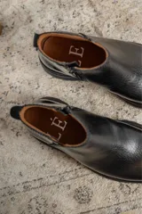 Botinetas de cuero color marrón con paneles laterales de gamuza en tono más oscuro y suela track negra de goma.