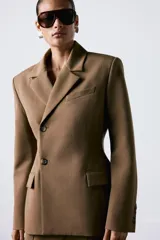 Blazer Zara Woman Collection de cuello solapa y manga larga, con cierre frontal cruzado de botones, bolsillo de vivo en el pecho y bolsillos con solapa en el delantero.