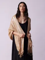 Pashmina beige de gasa plisada con detalles de lurex, marca Jessica McClintock.