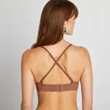 Sujetador bandeau color marrón, con tirantes finos ajustables y copas con relleno.