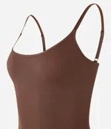 Camiseta marrón de breteles finos ajustables, corte ajustado al cuerpo y tejido de poliamida texturizada sin costuras.