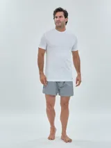 Pack de tres camisetas de cuello redondo y manga corta Tommy Hilfiger, confeccionadas en algodón puro. Incluye una camiseta negra, una blanca y una gris melange, cada una con el logo de la marca bordado en el dobladillo inferior.