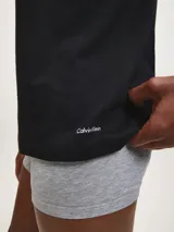 Pack de tres remeras negras de algodón con cuello en V y manga corta.