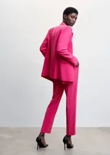 Pantalon de vestir recto con diseño crop, confeccionado en tejido fluido con detalle de pinzas frontales. Cuenta con dos bolsillos laterales, dos bolsillos de ribete en la parte posterior y cierre oculto de botón, gancho y cremallera.