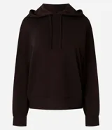 Buzo oversized de corte holgado, color negro, con capucha ajustable mediante lazos, mangas largas y puños elásticos.