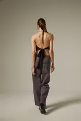 Pantalon de jean gris de corte recto y tiro bajo, con detalle de strass aplicado en toda la superficie frontal.