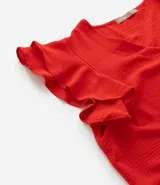 Blusa roja de crepé con escote en pico y volados dobles en los hombros. Sin mangas y de calce holgado.