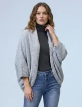 Cardigan de tejido suave con frente abierto y mangas amplias de corte holgado.