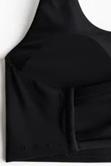 Top deportivo de sujeción media, confeccionado en tejido funcional con tecnología SculptMove y DryMove. Presenta escote redondo, breteles finos, espalda nadadora y bajo elástico. Incluye copas forradas con relleno extraíble.