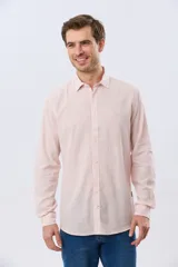 Camisa de lino a rayas finas en tonos beige y blanco, de manga larga con puños vueltos, cuello camisero y cierre frontal de botones. Cuenta con un pequeño logo bordado en el pecho.