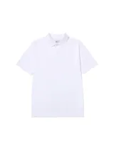 Remera tipo polo de manga corta color blanco, con cuello y puños acanalados. Presenta el logo de la marca bordado en el pecho y un pequeño detalle triangular en la manga.