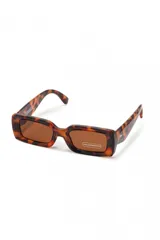Lentes de sol negros con marco rectangular y patillas anchas. Las lentes ofrecen 100% protección UV.