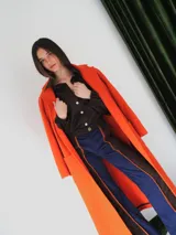 Tapado de paño color negro con cuello solapa, confeccionado en una mezcla de lana y fibras sintéticas. Presenta un diseño estructurado con detalles en cuero y forro parcial.