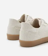 Championes de caña corta color crema, con textura de tejido y acabado deshilachado.