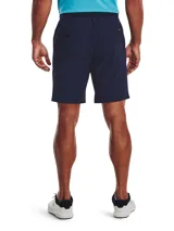 Bermuda azul marino Under Armour Drive Short, confeccionada en tejido de sarga elástico con tecnología repelente al agua. Presenta diseño de frente plano con cuatro bolsillos y cintura elástica con agarre interno.