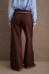 Pantalón de vestir azul marino de corte recto y tiro alto, con detalle de volados en la cintura y cierre frontal.
