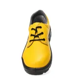 Zapato de seguridad Ador color negro, con puntera de acero y suela antideslizante.