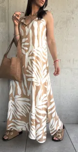 Vestido largo color beige con estampado de hojas blancas, de tirantes finos y corte recto.
