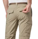 Pantalón cargo convertible color beige, de corte recto, con múltiples bolsillos y trabillas para cinturón.