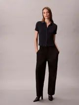Chomba Calvin Klein de manga corta en color azul marino, con diseño de jacquard geométrico integral, cuello clásico y cierre frontal completo de botones.