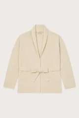 Saco tipo cardigan de punto color crema, con cuello solapa, manga larga y lazo ajustable en la cintura.