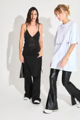 Remerón de corte oversized confeccionado en algodón, con cuello redondo y mangas cortas. Presenta estampados gráficos en color negro en la parte frontal.