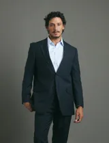 Traje de corte clásico compuesto por saco de dos botones y pantalón de vestir a juego. Diseño tradicional en color negro.