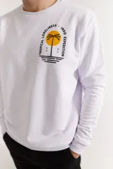 Buzo blanco de algodón con estampa en el pecho de una palmera y la frase "Tropical Loneliness - Indo Expedition".