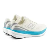 Championes de running New Balance modelo 1080 V15 para mujer, color blanco con detalles en celeste y suela blanca. Presentan capellada de malla transpirable y entresuela con tecnología Infinion.