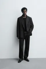 Zapato de vestir tipo derby color marrón, con parte superior lisa, horma redonda y suela con ligero tacón.