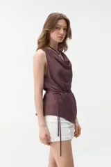Musculosa bordó con escote drapeado, sin mangas y diseño holgado con lazo para ajustar en la cintura.