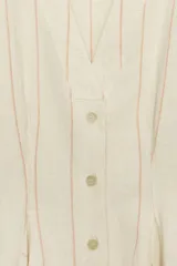 Blusa entallada de lino color beige con finas rayas verticales rosadas, escote en V, manga larga y cierre frontal con botones.