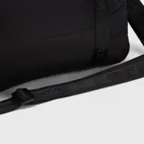 Bolso deportivo tipo duffel de diseño acolchado, color verde menta. Cuenta con compartimento lateral independiente para calzado, bolsillo frontal con cierre y correas de mano con logo grabado. Incluye correa ajustable para el hombro.