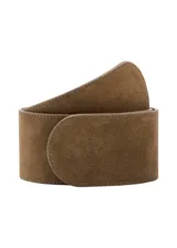 Cinturón ancho de gamuza en color marrón con diseño envolvente y cierre frontal.