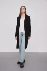 Saco largo abierto de viscosa, con mangas largas y diseño holgado.