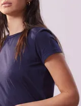 Remera azul marino de algodón y viscosa, de corte clásico y manga corta.