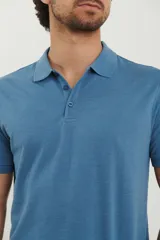 Remera tipo polo de piqué, manga corta, con cuello clásico y cierre frontal de botones al tono.