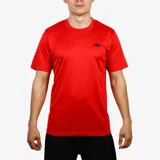 Remera deportiva roja de poliéster con logo negro en el pecho.