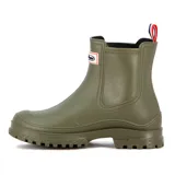 Bota de lluvia de caña corta color rosado, confeccionada en material impermeable con suela track dentada. Presenta un parche decorativo con letras en el frente y una tira de agarre tricolor en la parte posterior.
