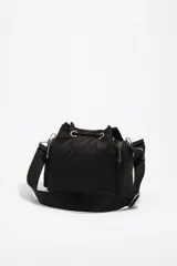 Bolso bandolera Bimba y Lola de estructura blanda en color negro, con cierre de cordón ajustable, bolsillos exteriores con cierre y asa regulable de tejido. Incluye el logo de la marca estampado en la parte frontal.