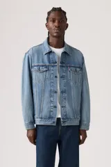Campera de jean Levi's modelo Relaxed Fit Trucker, en color azul lavado. Presenta un diseño clásico con cuello camisero, cierre frontal con botones metálicos, dos bolsillos con solapa en el pecho y costuras reforzadas.