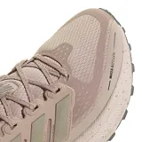 Championes Adidas Ultrarun 5 TR para mujer, color rosado claro con detalles en beige y verde neón. Presentan un diseño ligero y transpirable, con superposiciones que brindan soporte y amortiguación equilibrada. La suela Adiwear ofrece tracción confiable.