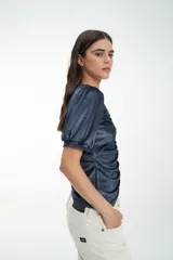 Blusa color borgoña de tela velvet, con escote en V con frunce al frente y mangas abullonadas con puñito.