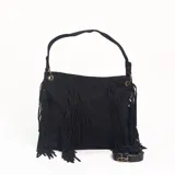 Cartera de hombro color negro, confeccionada en gamuza, con diseño decorado con flecos largos en los laterales y el frente. Incluye una correa larga extraíble y ajustable.